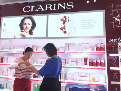 海南离岛免税政策显成效 海口机场免税店八年销售额超98亿元